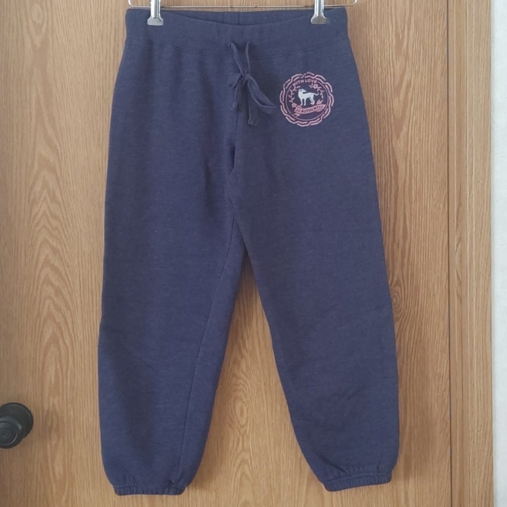 Capri sweatpants.